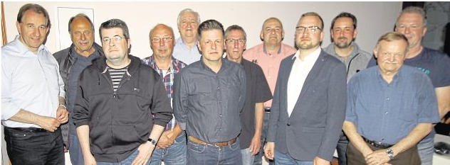 Der Vorstand formiert sich zum Foto mit dem scheidenden Vorsitzenden Jörg Querling (6. von links) und seinem Nachfolger Andreas Schelke (4. von rechts). Links ist Ehrenmitglied Matthias Lammert zu sehen. Foto: Rolf Kahl
